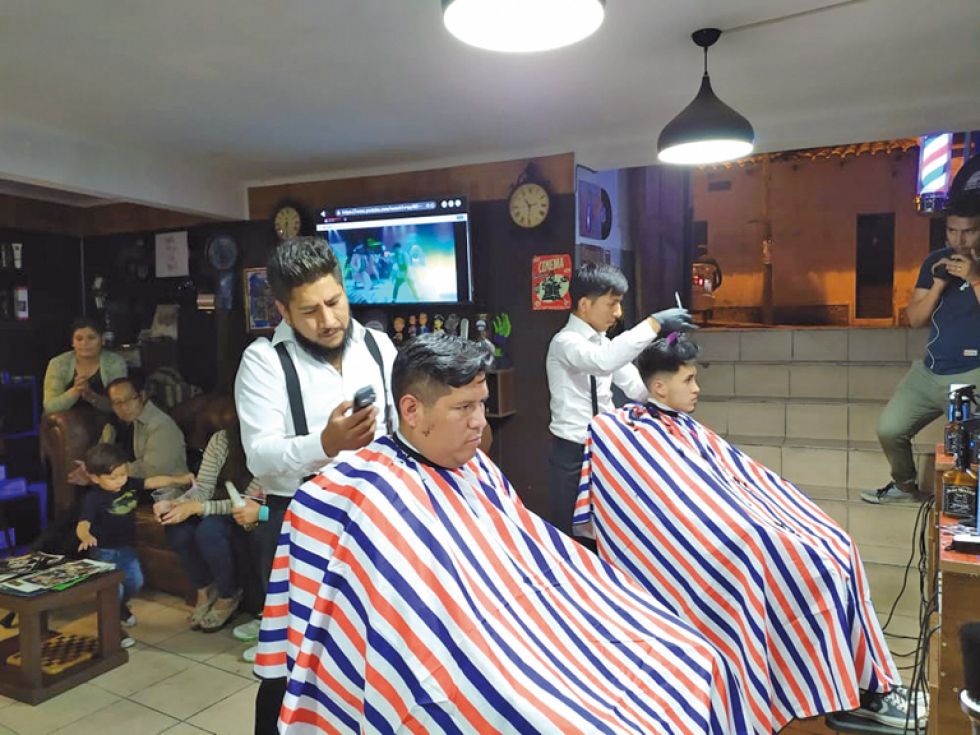 Germán y Noe Barber realizan una demostración en vivo.