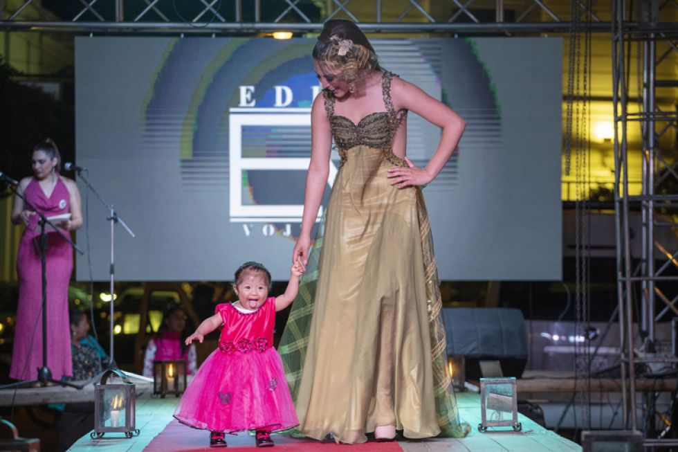 Niños brillan en la Pasarela 21D