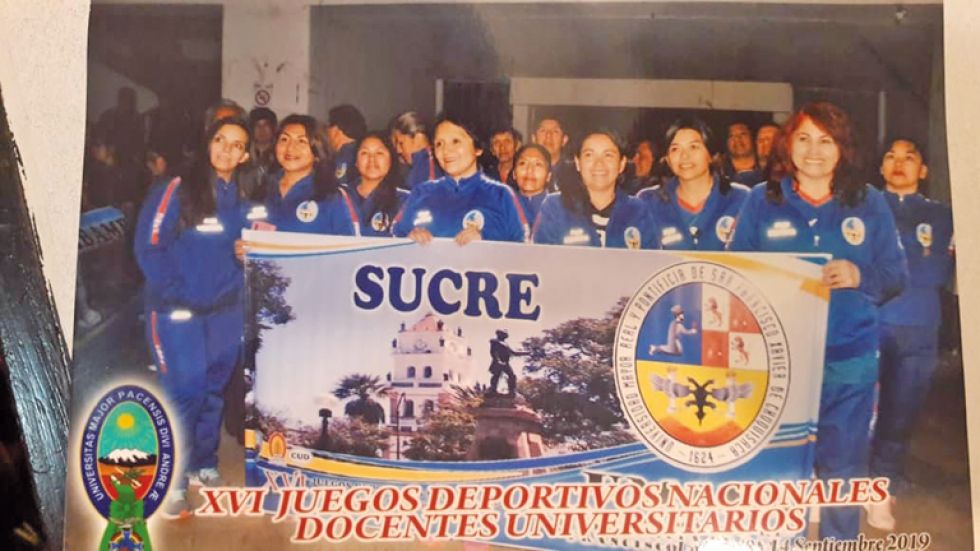 Docentes deportistas de la USFX en la inauguración.