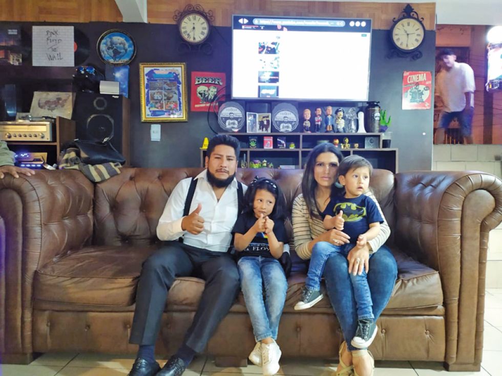 Germán, propietario, junto a su familia.