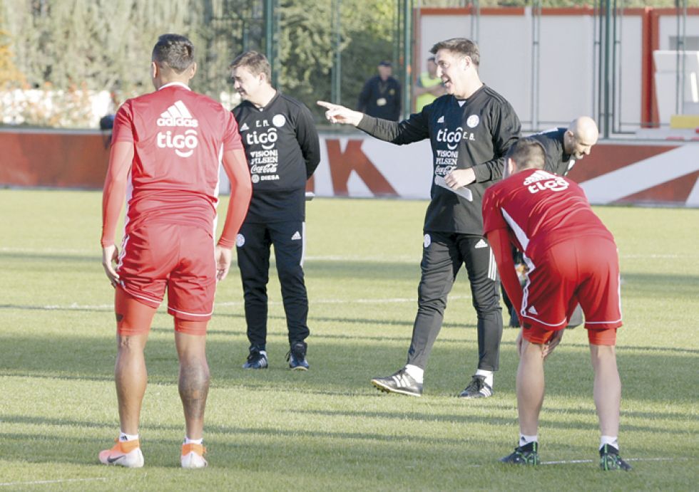  Eduardo Berizzo da indicaciones a sus dirigidos en su última práctica.