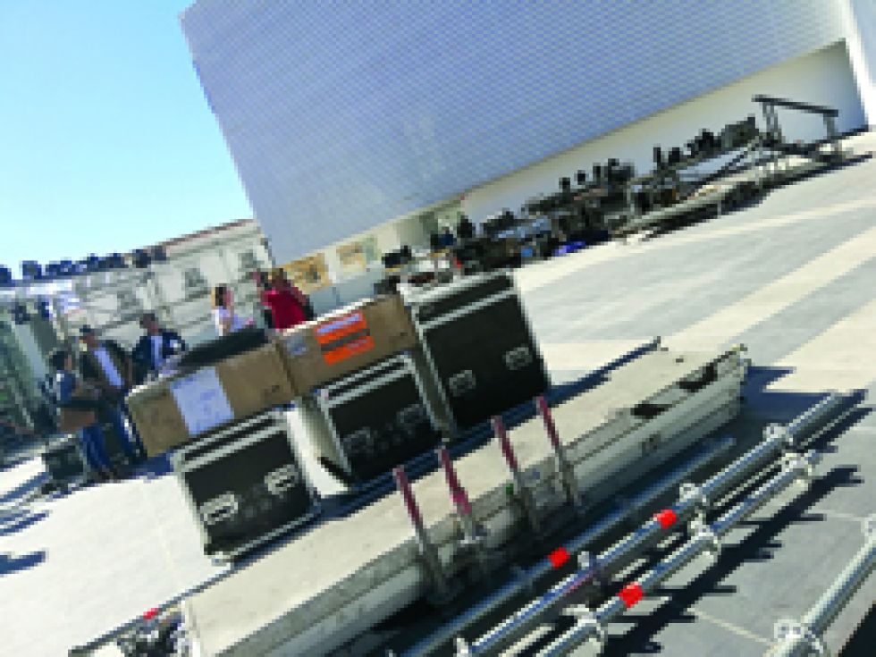 PREPARATIVOS: Un equipo técnico avanzaba ayer en la instalación y montaje del escenario en la terraza del centro cultural.