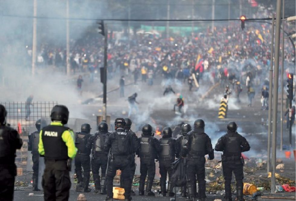 DISTURBIOS. Cientos de manifestantes se enfrentaron ayer con la Policía durante una nueva jornada de protestas en Quito.