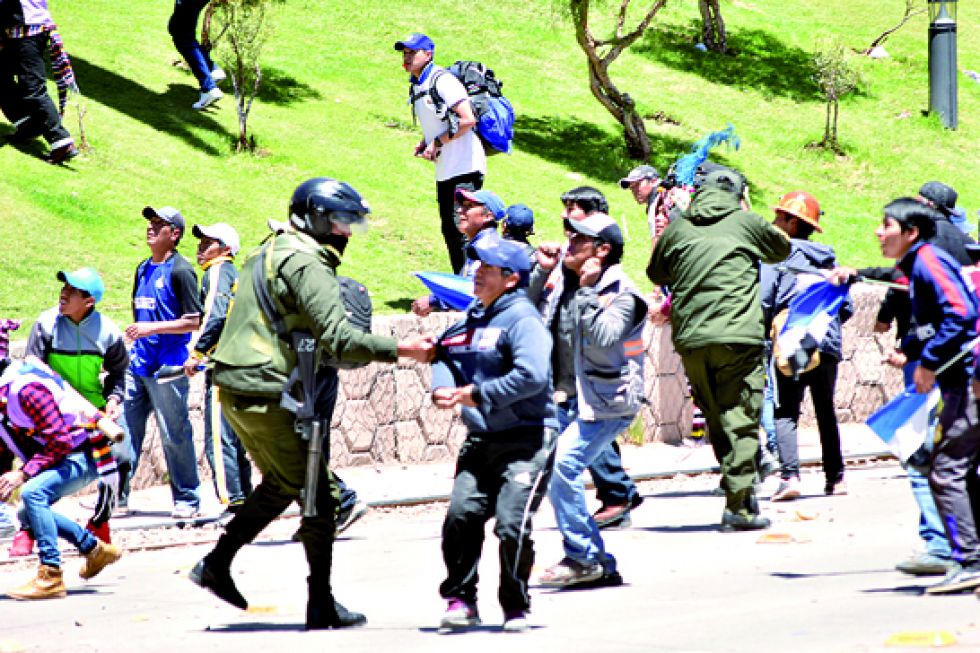 PUGNAS. Los miembros del Comité Cívico de Potosí y militantes del MAS terminaron enfrentados.