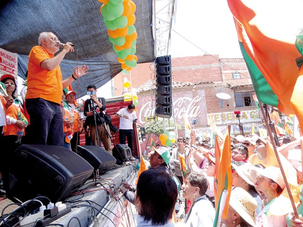 ELECCIONES. El candidato Carlos Mesa y los postulantes a diputados y senadores participaron de la caminata en el cierre de campaña en Sucre.