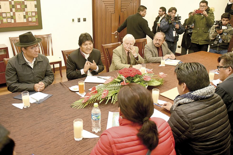 LITIO. La reunión entre el Gobierno y los representantes cívicos de Potosí, ayer, en La Paz.