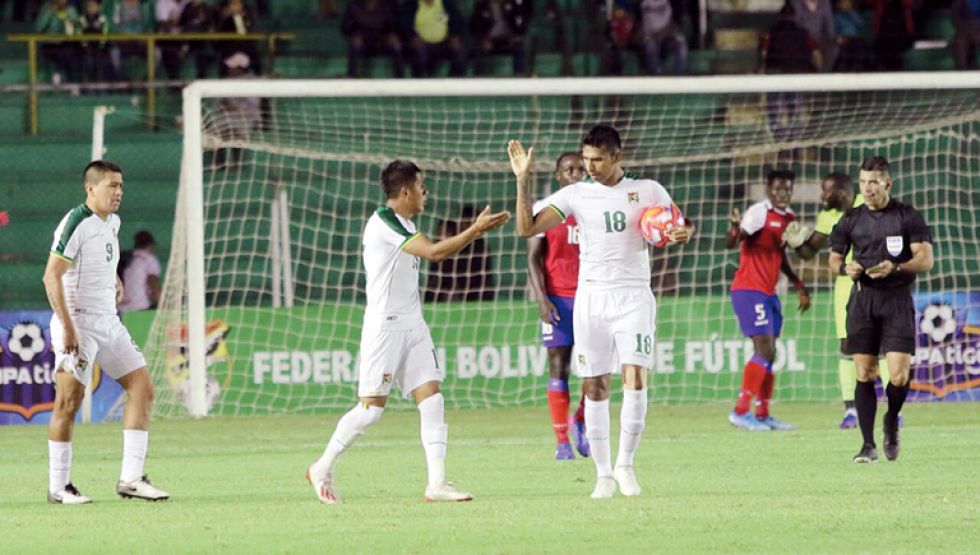 El delantero Gilbert Álvarez (c) cerró el triunfo de la selección nacional sobre Haití anoche, en el estadio Tahuichi.
