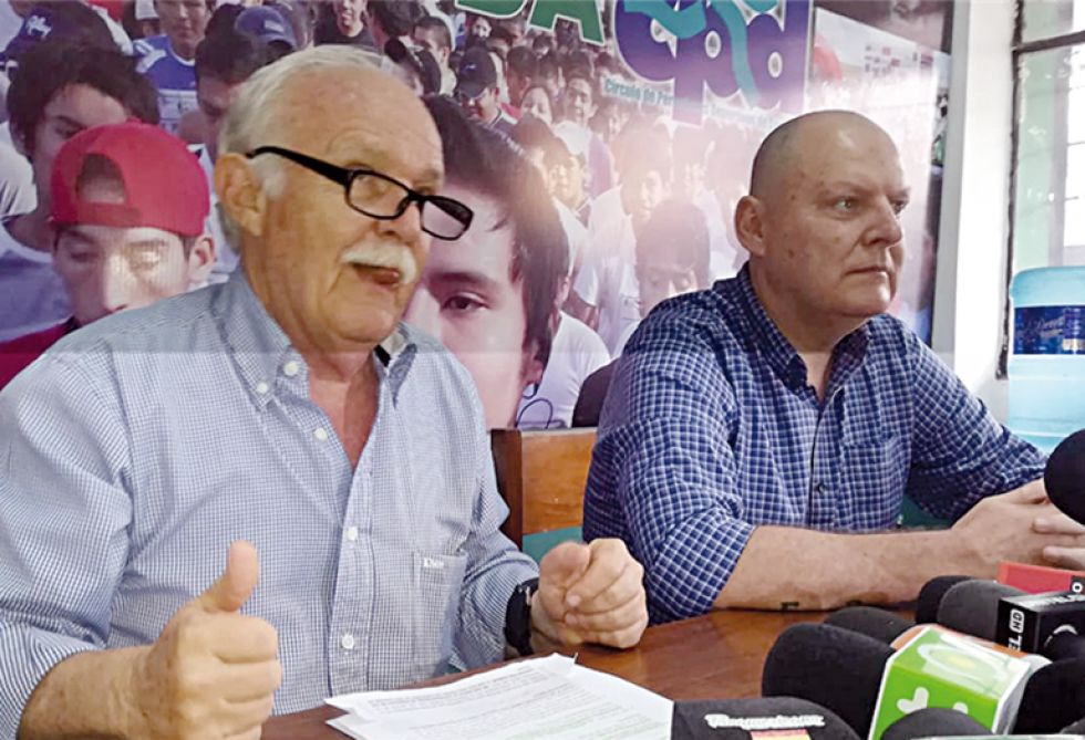 Los expresidentes de la FBF Marco Peredo (i) y Carlos Ribera brindaron una conferencia de prensa ayer en Santa Cruz.