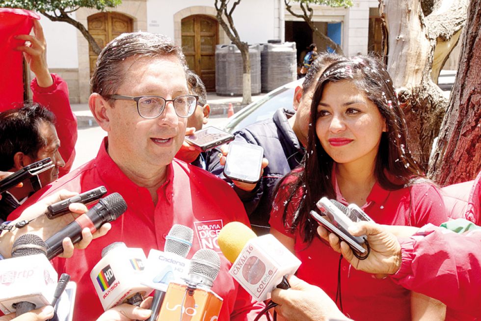 CAMPAÑA. Los candidatos Óscar Ortiz y Shirley Franco de la alianza Bolivia Dice No encabezaron ayer una marcha que llegó a la plaza 25 de Mayo.