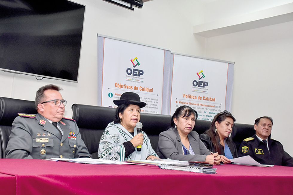 PROCESO ELECTORAL. Los vocales del Tribunal Supremo Electoral en conferencia de prensa, ayer.