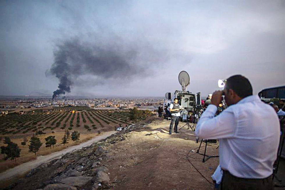 CONFLICTO. Fotografía tomada desde territorio turco muestra una columna de humo que se levanta tras un ataque en el lado turco.
