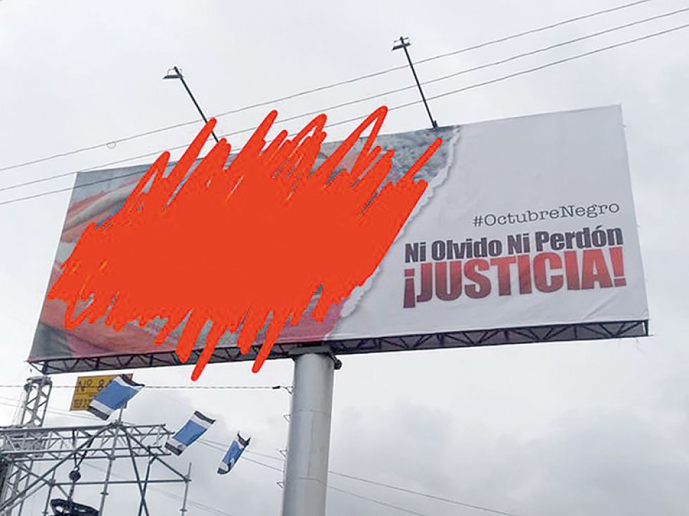 CRÍTICAS. Acusan al Gobierno de instalar gigantografías con fotografias de niños ensangrentados y familias afectadas en octubre de 2003.