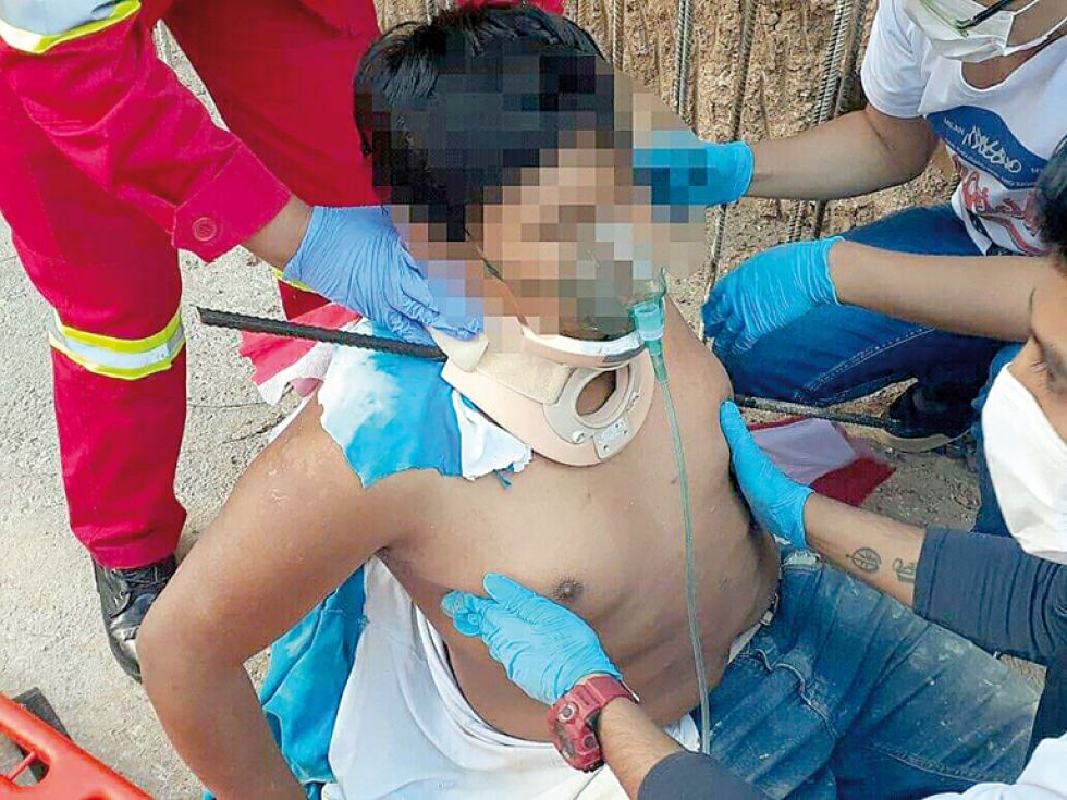 ACCIDENTE: El albañil fue restacado por Bomberos y un médico de la Cruz Roja Boliviana.