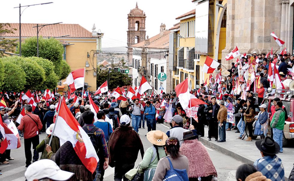 Protesta. La movilización de la ciudadanía en Potosí, tras conocer el rechazo del Gobierno.