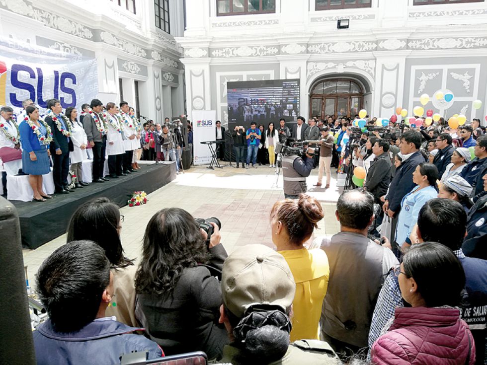 ENTREGA. Las autoridades en el acto de entrega, ayer, en el patio de la Gobernación.