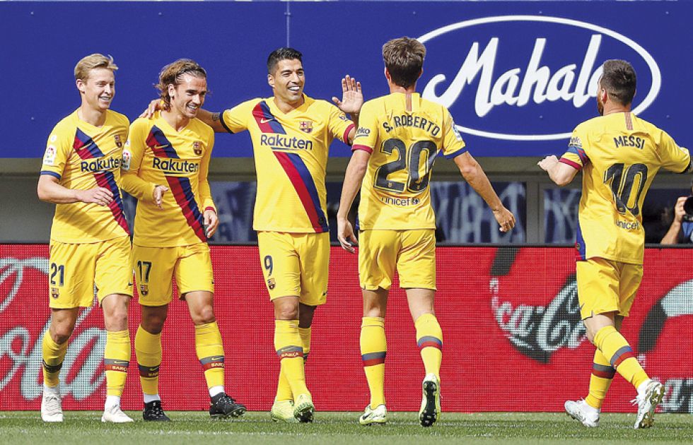 Los jugadores del Barcelona celebran el gol de Antoine Griezmann (2i) en el partido frente al Eibar.