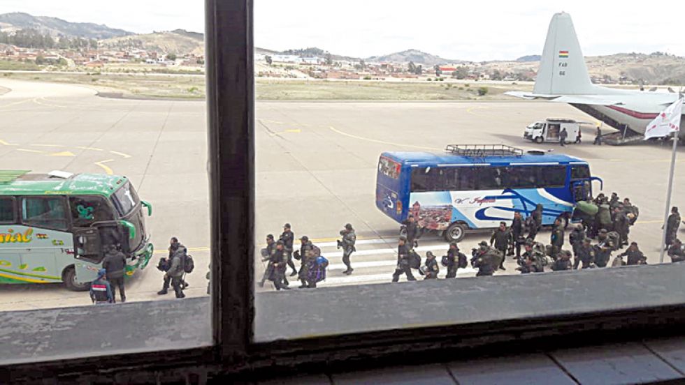 CONSTATACIÓN. Ciudadanos fotografiaron la llegada de efectivos policiales en un avión militar al aeropuerto Juana Azurduy de Padilla.