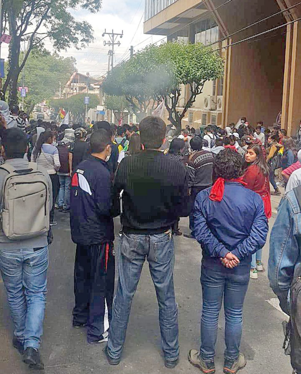 MOVILIZACIÓN. Cerca del mediodía varias personas protestaron en el frontis del TCP.