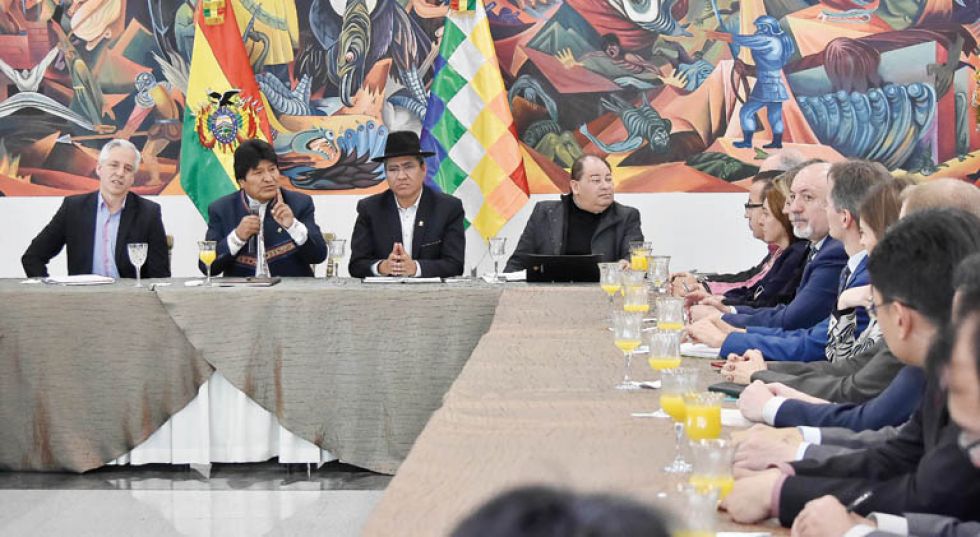 EXPLICACIÓN. Evo Morales, junto a Álvaro García Linera y el canciller Diego Pary, durante su reunión con representantes de la Unión Europea.