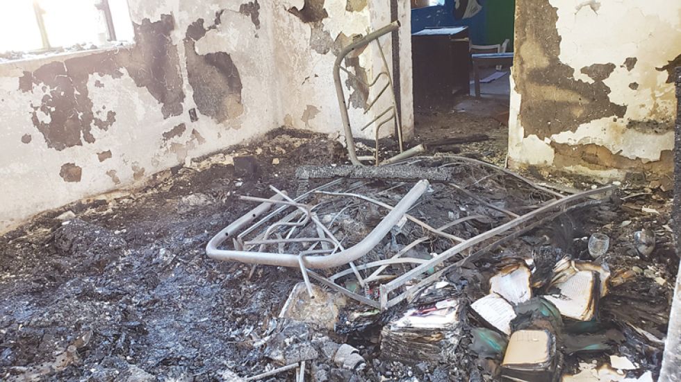 DAÑOS. Así quedó tras el ataque la casa de campaña del MAS en la calle San Alberto.