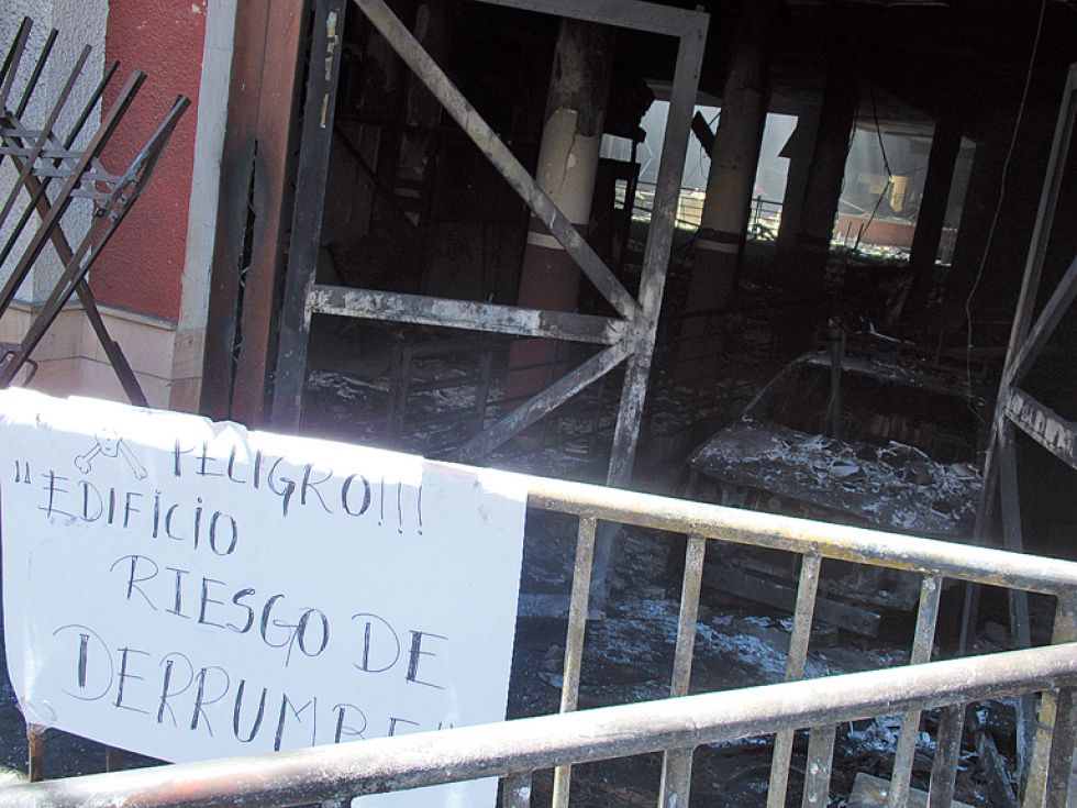 PELIGRO. Computadoras, impresoras, muebles y otros fueron incendiados y saqueados del Tribunal Electoral Departamental de Chuquisaca la noche del lunes. Hoy la edificación está en