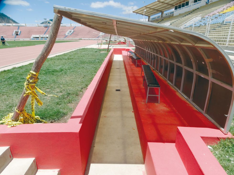 El campo de juego entró en mantenimiento; abajo, las casamatas todavía esperan por sus butacas.