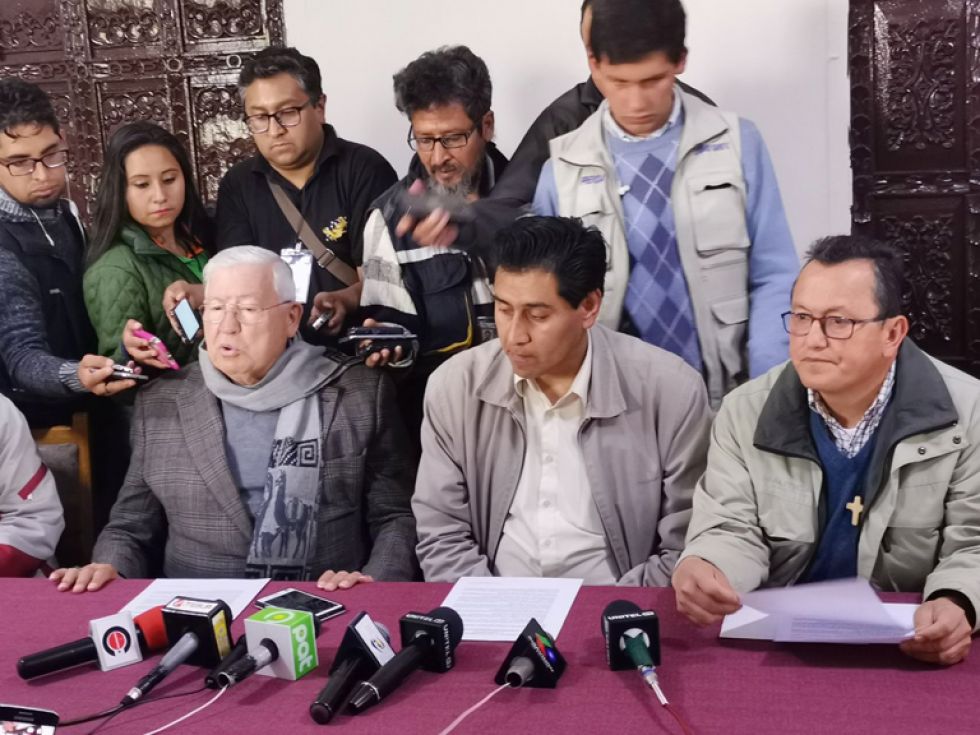 PRONUNCIAMIENTO. El clero de la Arquidiócesis de Sucre y al Arzobispo en una conferencia de prensa sobre el conflicto que vive Bolivia.