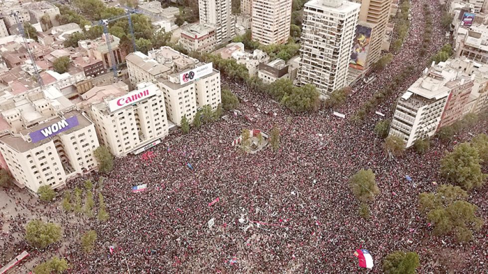 PROTESTA. Fotografía aérea de la multitudinaria concentración realizada ayer en la plaza Italia, en el centro de la ciudad de Santiago, Chile.
