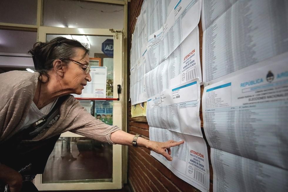Una mujer busca en el padrón electoral antes de emitir su voto este domingo, 27 de octubre de 2019, en un colegio electoral de Buenos Aires.