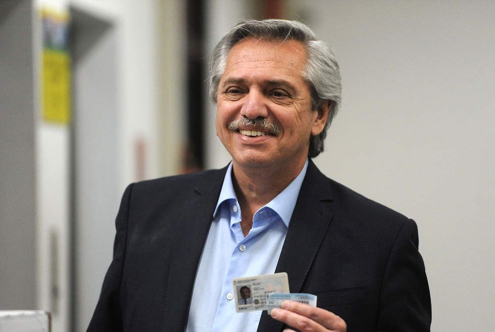 El candidato presidencial por el Frente de Todos, Alberto Fernández, vota este domingo en el barrio Puerto Madero de Buenos Aires (Argentina).