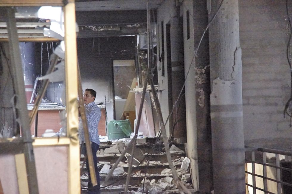 INSPECCIÓN. Ingenieros evaluaron los daños en edificaciones de la calle La Paz.