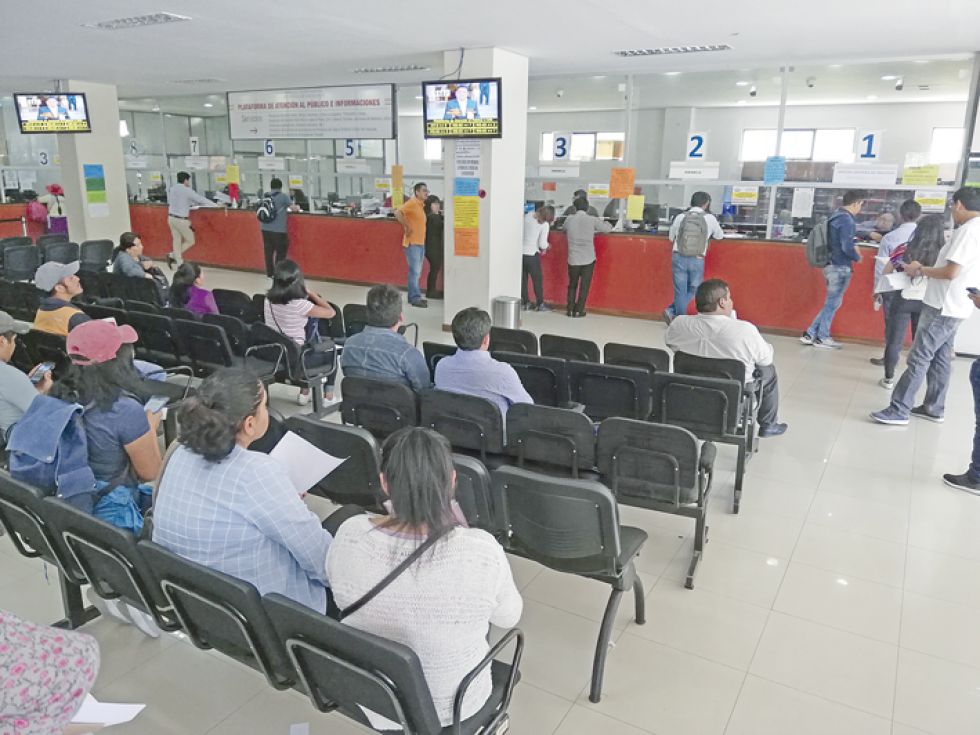 RECLAMOS. Los litigantes y funcionarios judiciales acudieron al Tribunal judicial.