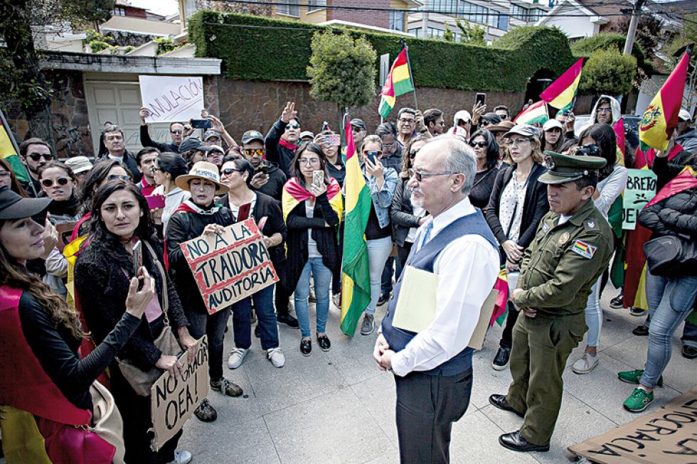 RECLAMO. Un grupo de personas llegó hasta la sede de la OEA en La Paz para pedir la suspensión de la auditoría electoral.