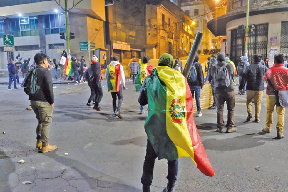 PROTESTA. Manifestantes de distintos lugares del país, entre ellos de Sucre, se enfrentaron a la Policía el jueves, luego del cabildo.