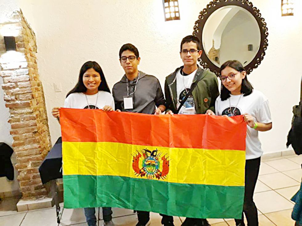 GANADORES. El equipo nacional en Astronomía y Astrofísica. A la derecha, Adriana Peñaranda.