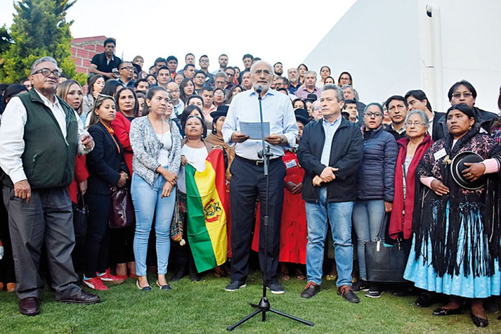 POSTURA. Carlos Mesa lee el mensaje de Comunidad Ciudadana al país, tras la conclusión de la asamblea nacional de esa organización política.