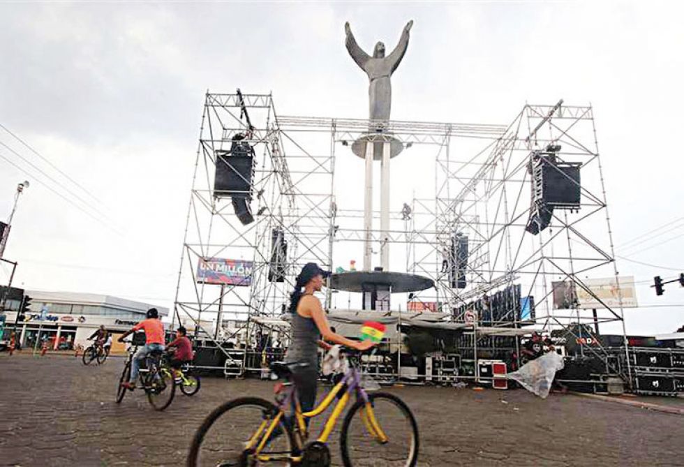 CRISTO REDENTOR. El armado de la tarima donde se realizará la concentración cívica de hoy.