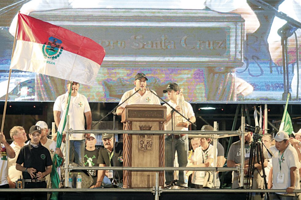CONCENTRACIÓN. Luis Fernando Camacho habló ante una multitud de personas anoche a los pies del Cristo Redentor de Santa Cruz de la Sierra.