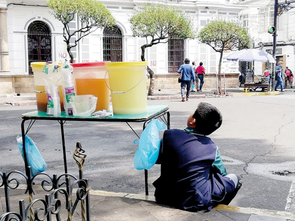 VENTA. Familias enteras se dedican a la venta de productos y refrigerios en el casco histórico de Sucre.