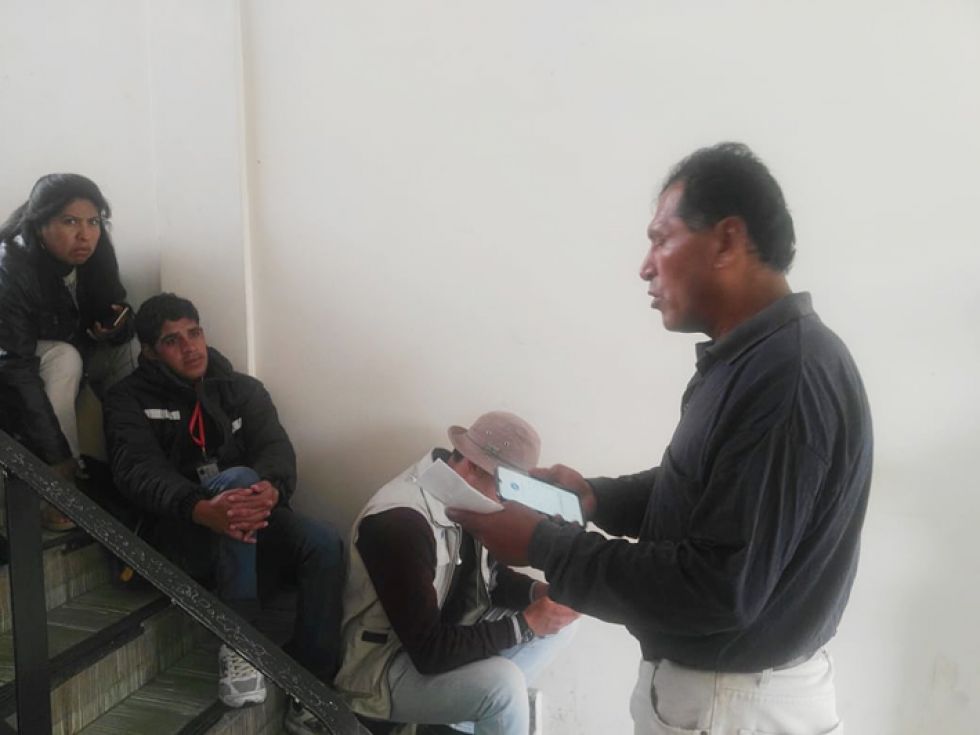 SOLIDARIDAD. El padre de Aldahir Céspedes recoge donaciones para ayudar a su hijo que está encarcelado en el penal San Pedro de La Paz.