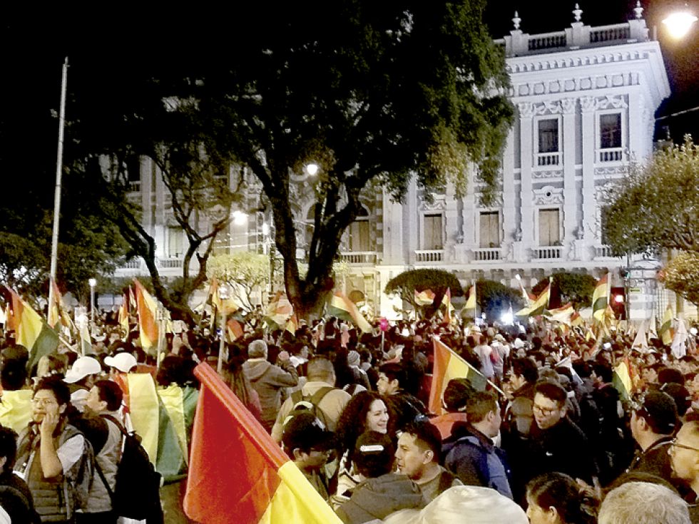 MULTITUD. La manifestación nocturna citó a diferentes gremios y organizaciones cívicas independientes.