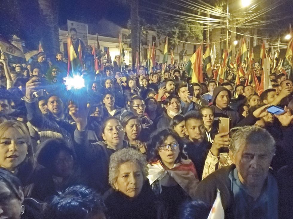 MULTITUD. La población tomó las calles y se mantuvo en vigilia pacífica en puertas de instituciones como la Policía Departamental.