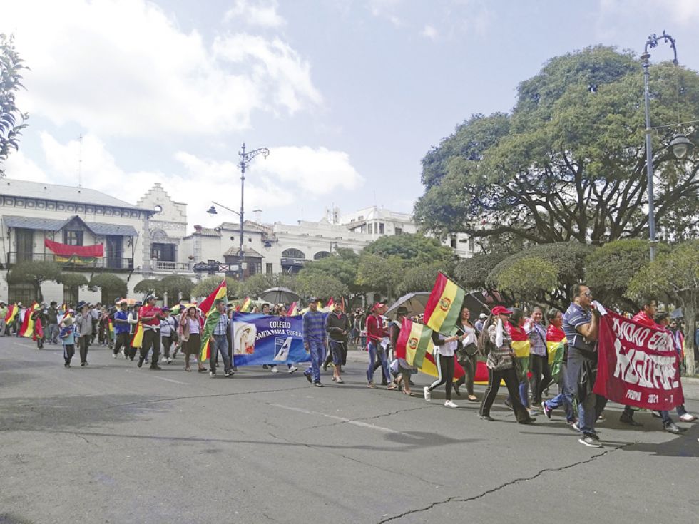 MULTITUDINARIA. Miles de padres de familia de Sucre marcharon ayer exigiendo respeto a la democracia.