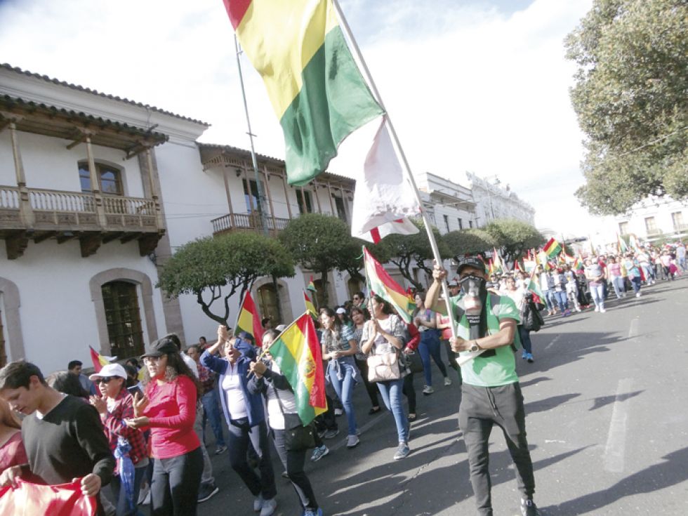 RESPALDO. Población vigilante no abandonó los puntos de bloqueo y marchó en la plaza central.