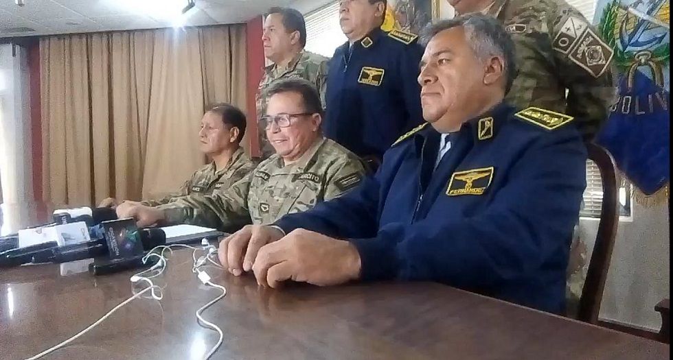El comandante en Jefe de las Fuerzas Armadas, Williams Kaliman (c), en una conferencia de prensa.