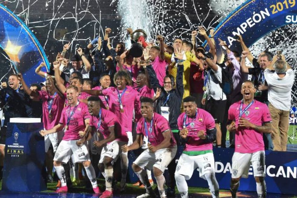La celebración de los jugadores de Independiente del Valle después de recibir la copa de campeón de la Sudamericana.