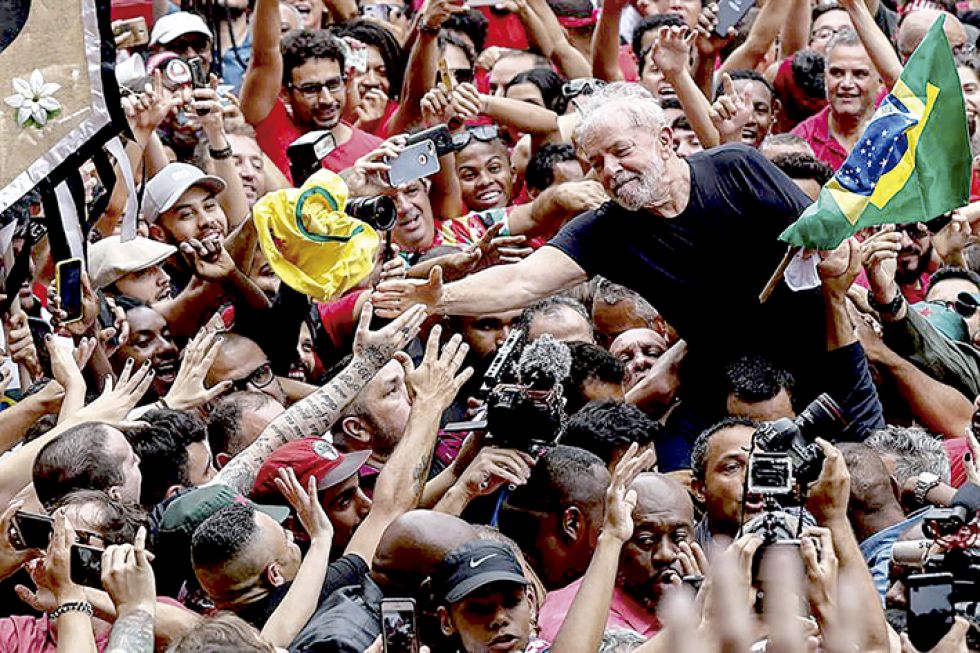 LIBERACIÓN. Simpatizantes de Lula da Silva le expresan su respaldo en Brasilia.