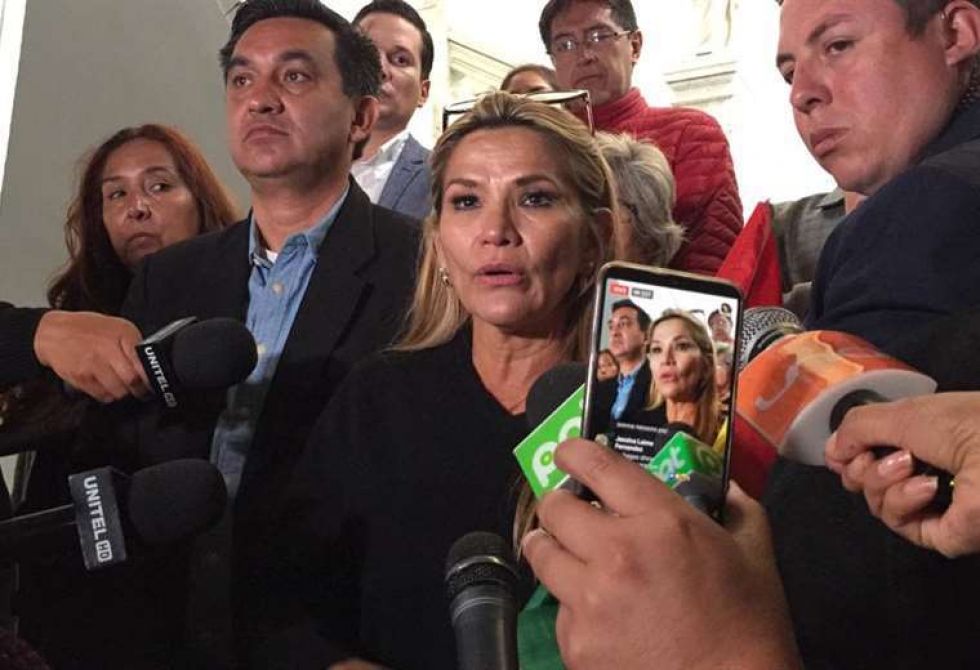 La senadora Jeanine Áñez se dirige a los periodistas en La Paz.