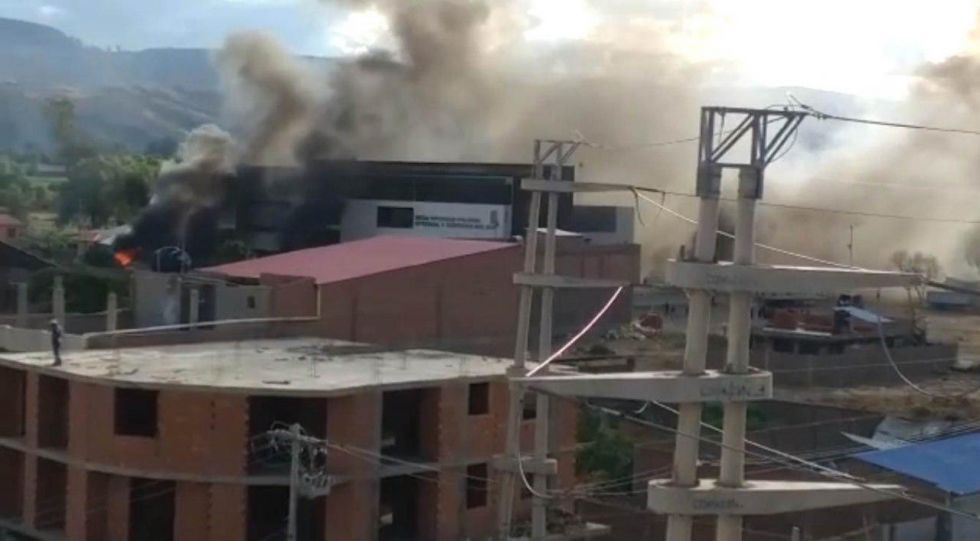 El fuego provocado en  la estación policial de la zona sur, en Pucara,