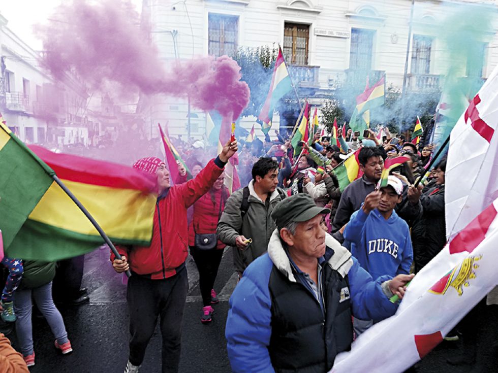 SUCRE. Una multitudinaria concentración de chuquisaqueños, potosinos y ciudadanos del interior celebraron juntos por el alejamiento de Evo Morales.